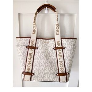 Michael Kors Maeve Large Logo Monogram
Open Tote Vanilla White $428
38S4G5VT3B